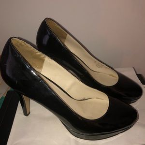 Black shiny pumps